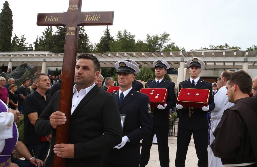 Imotska krajina oprostila se od svoga komodora Ivice Tolića