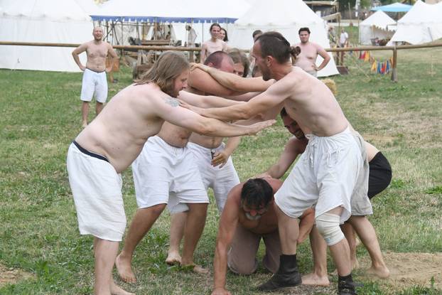 Koprivnica: Prikaz srednjovjekovnog ragbija na Renesansnom festivalu