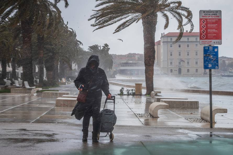 Split: Orkansko jugo potopilo rivu te stvaralo probleme u pomorskom prijevozu