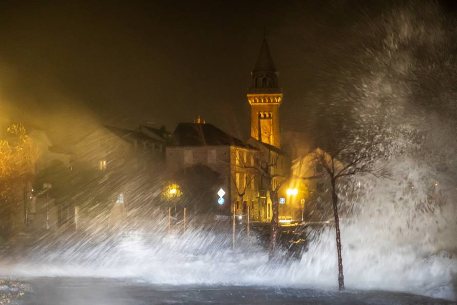 Kaštela: Ciklonalna plima poplavila rivu i okolne ulice