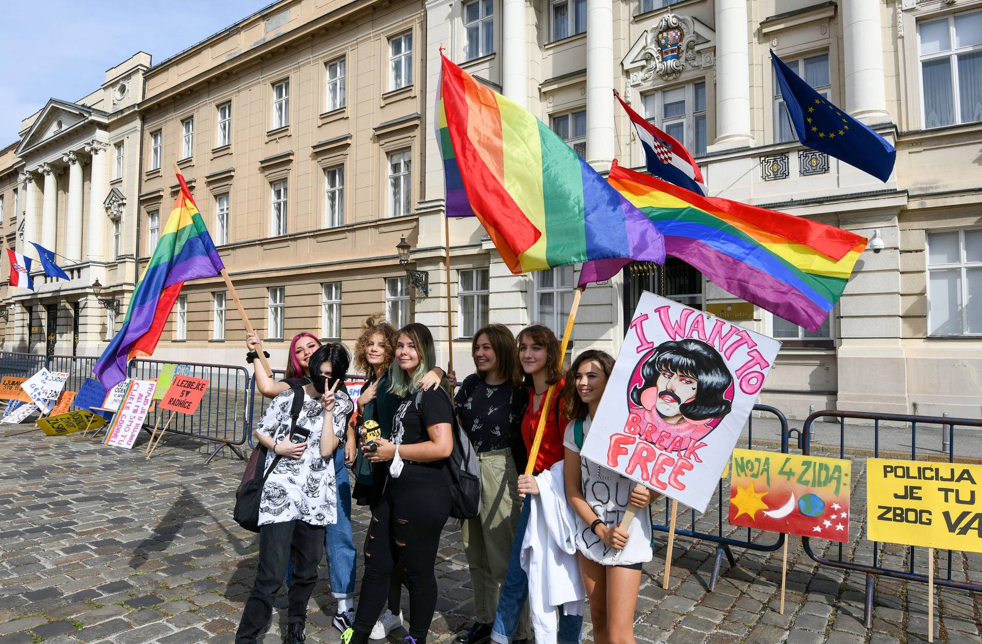 Zagreb: Sudionici Povorke ponosa okupljaju se na Trgu svetog Marka