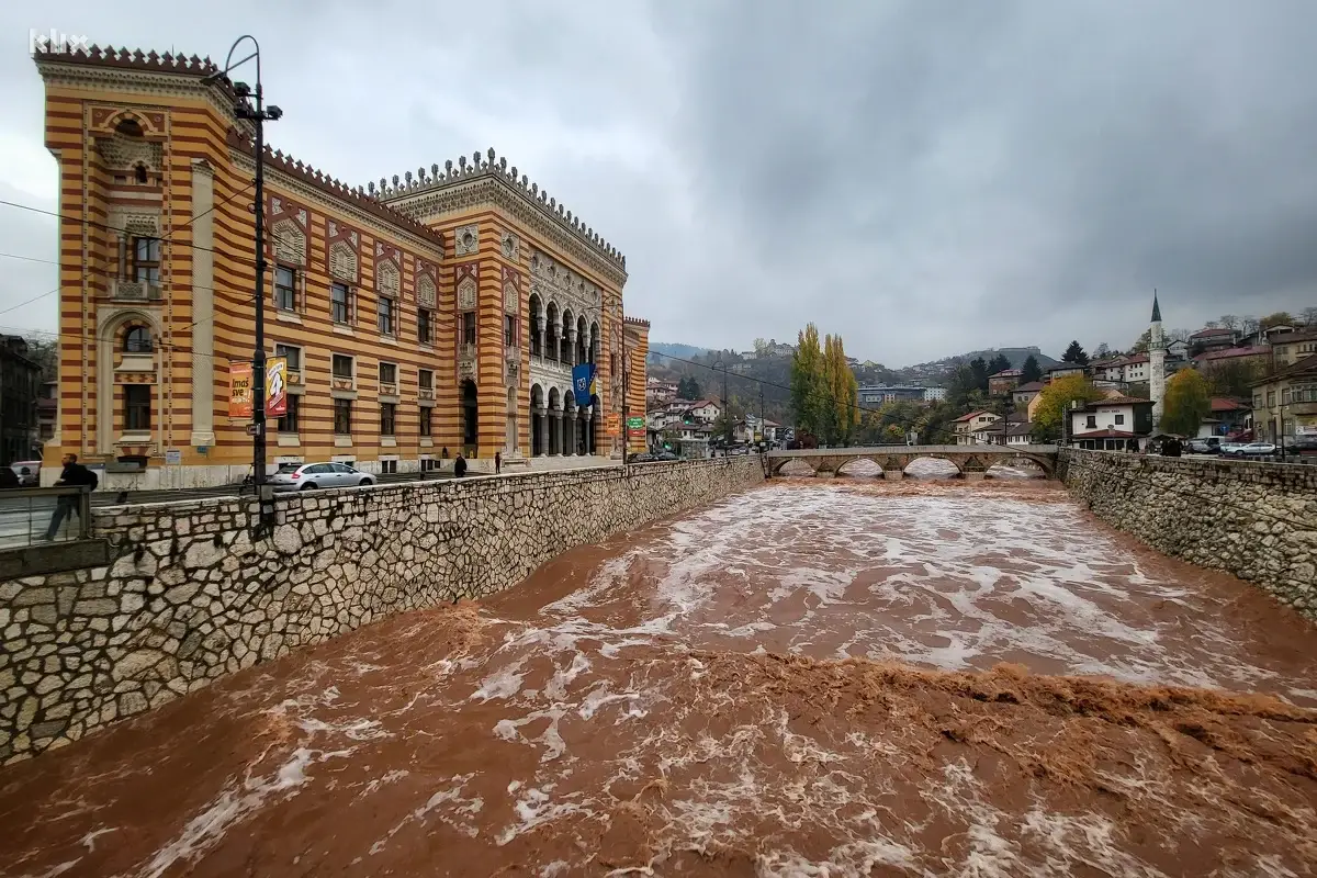 Kaos u Sarajevu: Miljacka puna blata, potopljen je popularni restoran, evakuirano pet ljudi