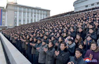 Kim proslavio ispaljivanje nove rakete na trgu uz vatromet