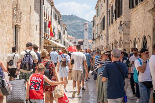 Dubrovnik: Građani i turisti pokušavaju se rashladiti usred velikih vrućina