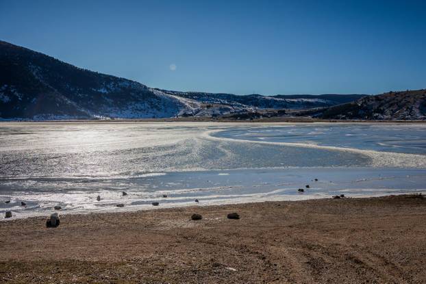 Park prirode Blidinje i zaleđeno jezero tijekom sunčanog zimskog dana