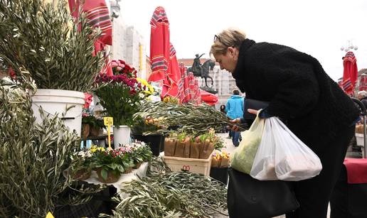 FOTO Prolaznici uo&ccaron;i Cvjetnice kupovali maslinove gran&ccaron;ice