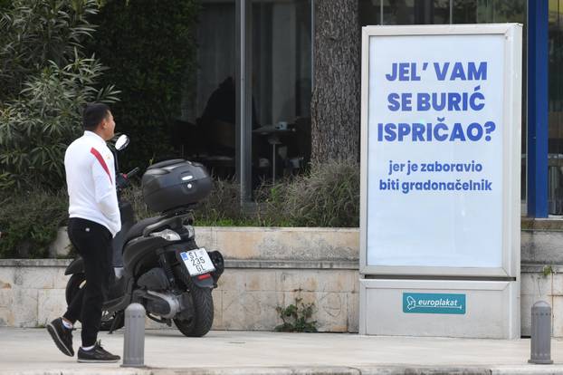 Šibenik: Predizborni plakat ispred zgrade gradske Uprave