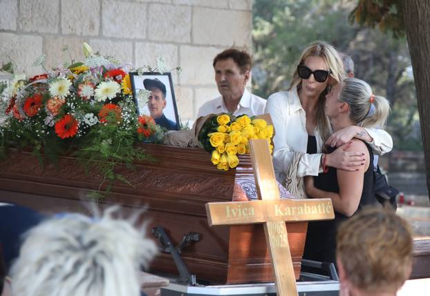 Rogoznica:Posljednji ispraæaj Ivice Karabatiæa, oca Ave Karabatiæ. 