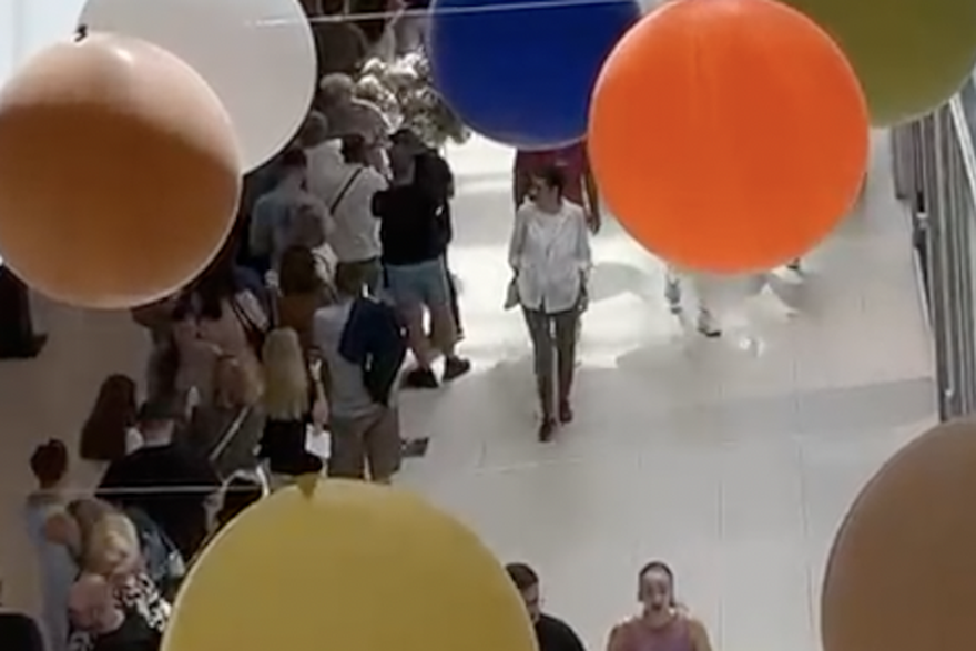 Dugačak red u Avenue Mallu