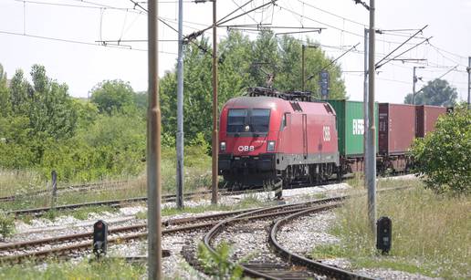 Jedna osoba mrtva i dvoje ozlijeđenih u naletu vlakova