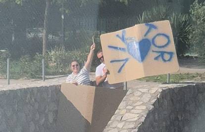 'Izolirana sam s bolesnim sinom u bolnici za rođendan. Prijatelji su me iznenadili ispod prozora!'