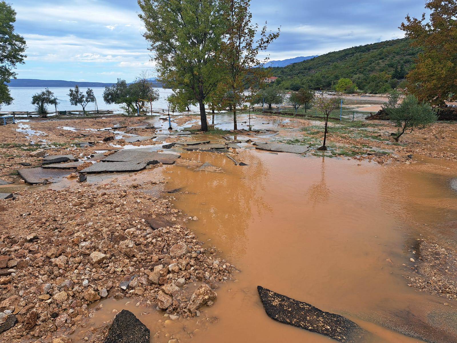 VIDEO Katastrofa kraj Obrovca: 'Umjesto ceste tu je sad rijeka...  plaže nema, kao da je izbrisana'