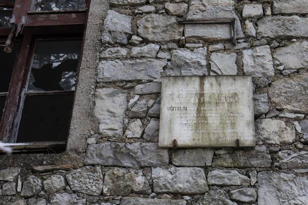 Škola u Željeznom Žumberačkom odavno se ne koristi, ali danas je otvorena zbog izbora