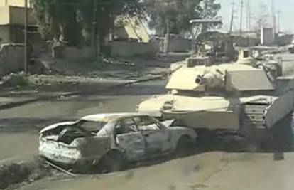 Tenk u Iraku prelazi preko auto bombe bez problema
