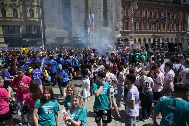 Zagreb: Zagrebački maturanti slave zadnji dan škole