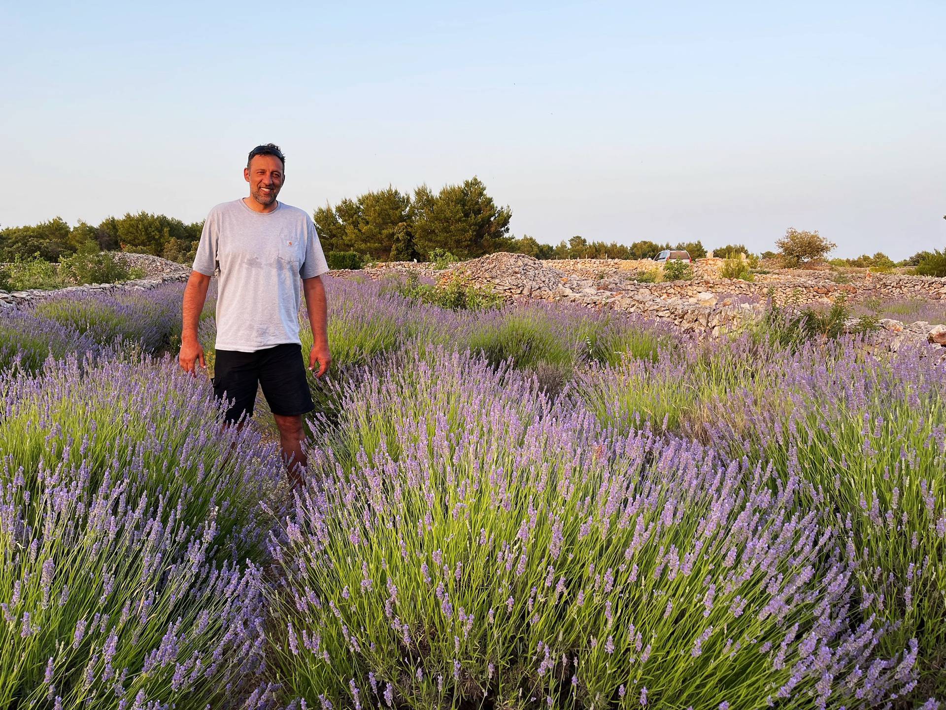 Vlade Divac došao na Hvar kod fotografa Lazića: Bivši košarkaš uživao je u poljima lavande...