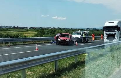 VIDEO Nesreća na obilaznici: Dva kamiona naletjela na auto koji je stajao u zaustavnoj traci