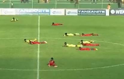 VIDEO Šou program u Tanzaniji: Roj osa prekinuo je utakmicu, igrači popadali po travnjaku