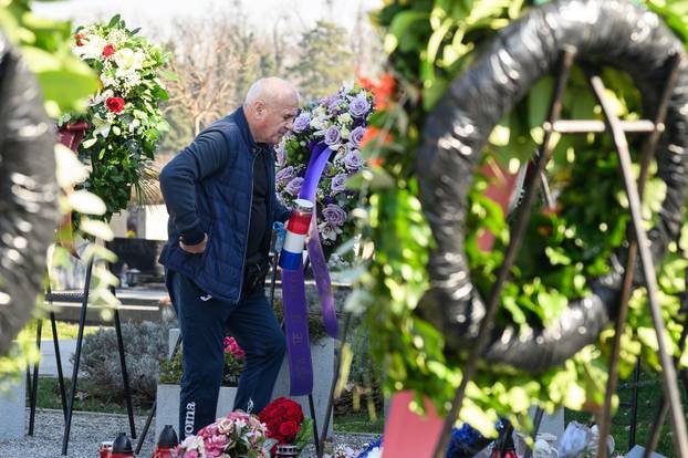 Zagrepčani posjećuju grob Milana Bandića na petu obljetnicu smrti 