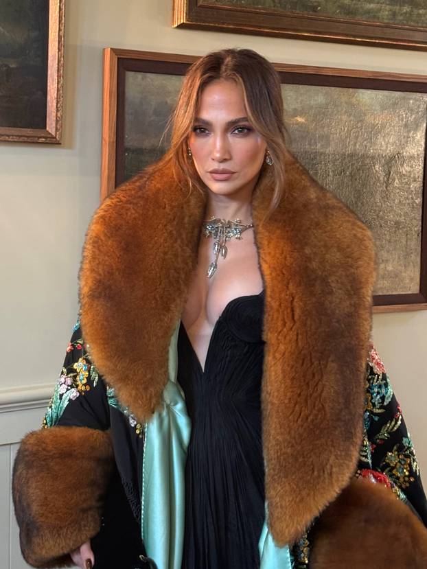 FOTO Krzno grije, ali dekolte se ne krije! J.Lo je pokazala što nosi ispod raskošnog kaputa