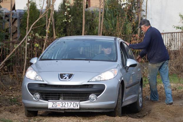 Zagreb: Parkirali na privatnom zemljištu, vlasnik izorao zemljište i ljudi sad ne mogu izaći autima