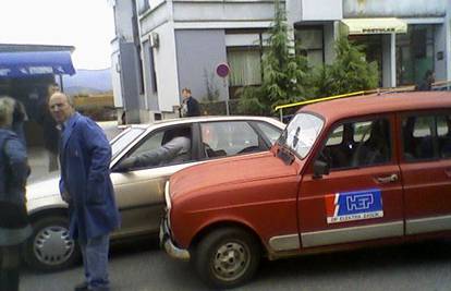 Elektrin automobil izlazio s parkinga i naletio na auto