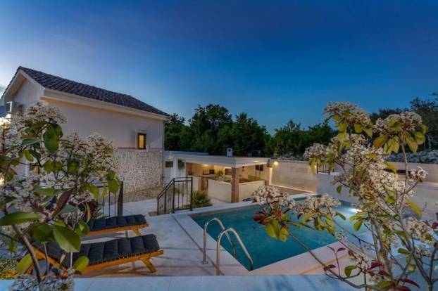 FOTO Vila na Krku ima grijani bazen sa slanom vodom i ljetnu kuhinju, a cijena? Ma, sitnica...