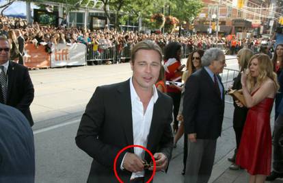 Brad Pitt nosi vjenčani prsten, oženio je Angelinu u tajnosti?