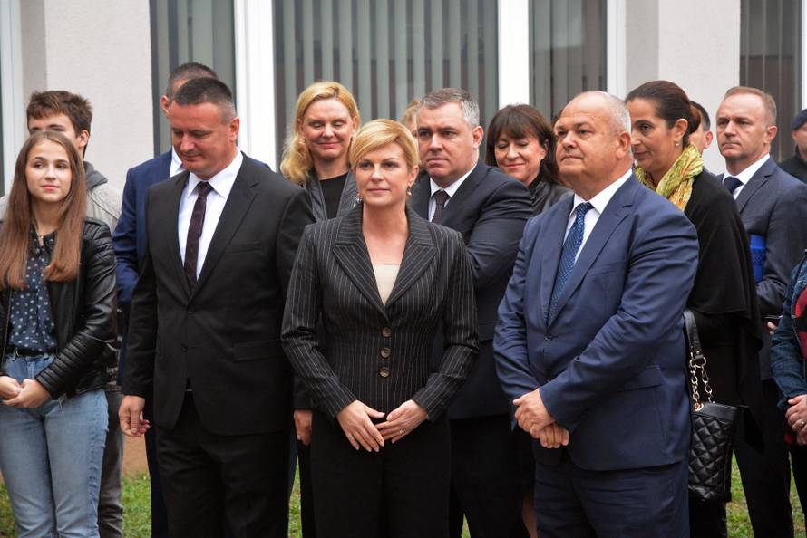 Slavonski Brod: Podizanjem zastave otvoren privremeni Ured predsjednice