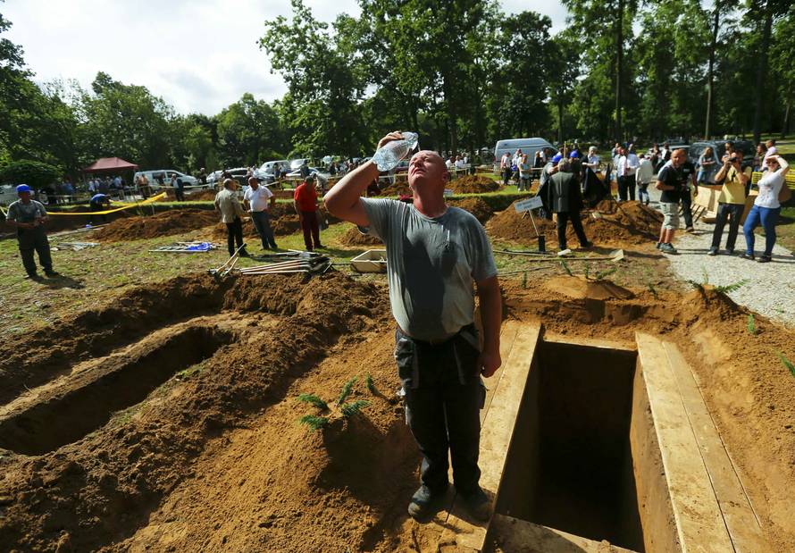 Gravedigger competes in Hungarian grave digging championship in Debrecen