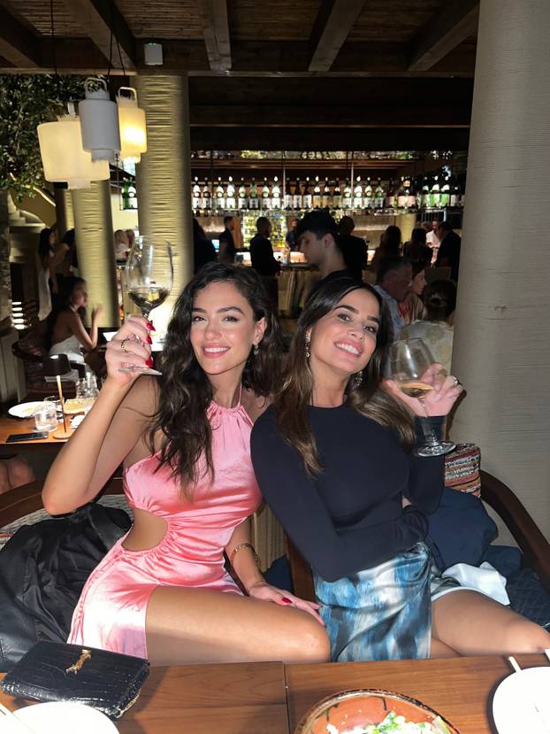 FOTO Fali li kome Liga prvaka? Ljubiteljica Hajduka ne može sakriti bujne obline na jahti...