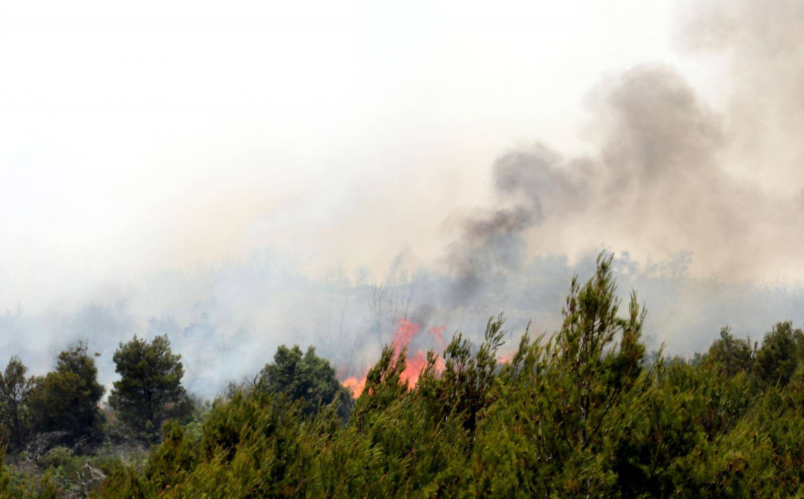 Šibenik: Vatrogasci se uz pomoć kanadera bore sa požarom