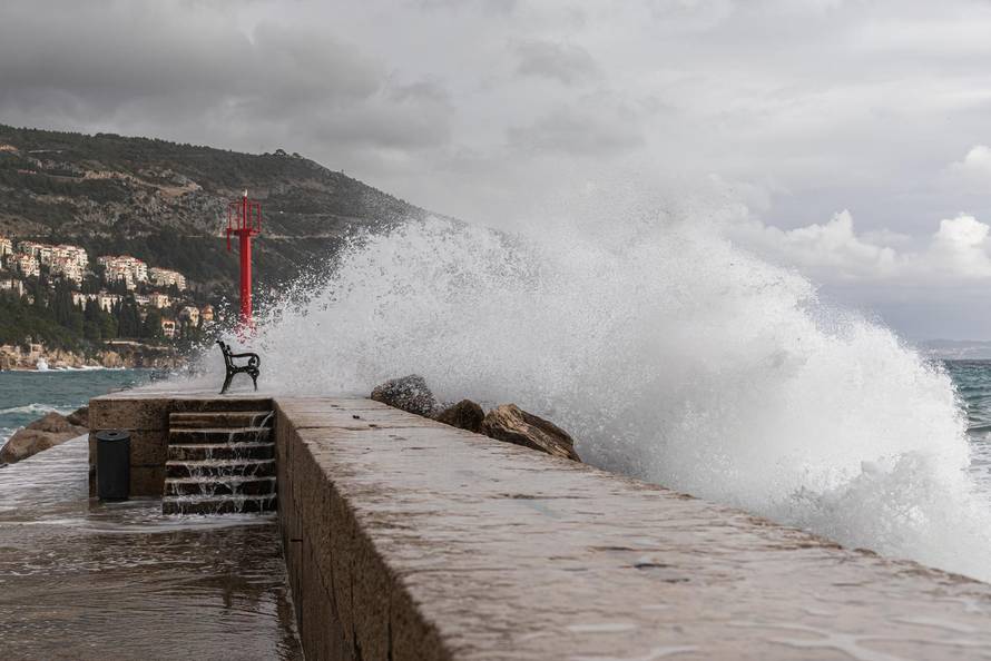 Dubrovnik: Potraga za tijelom muškarca kojeg su povukli valovi je obustavljena
