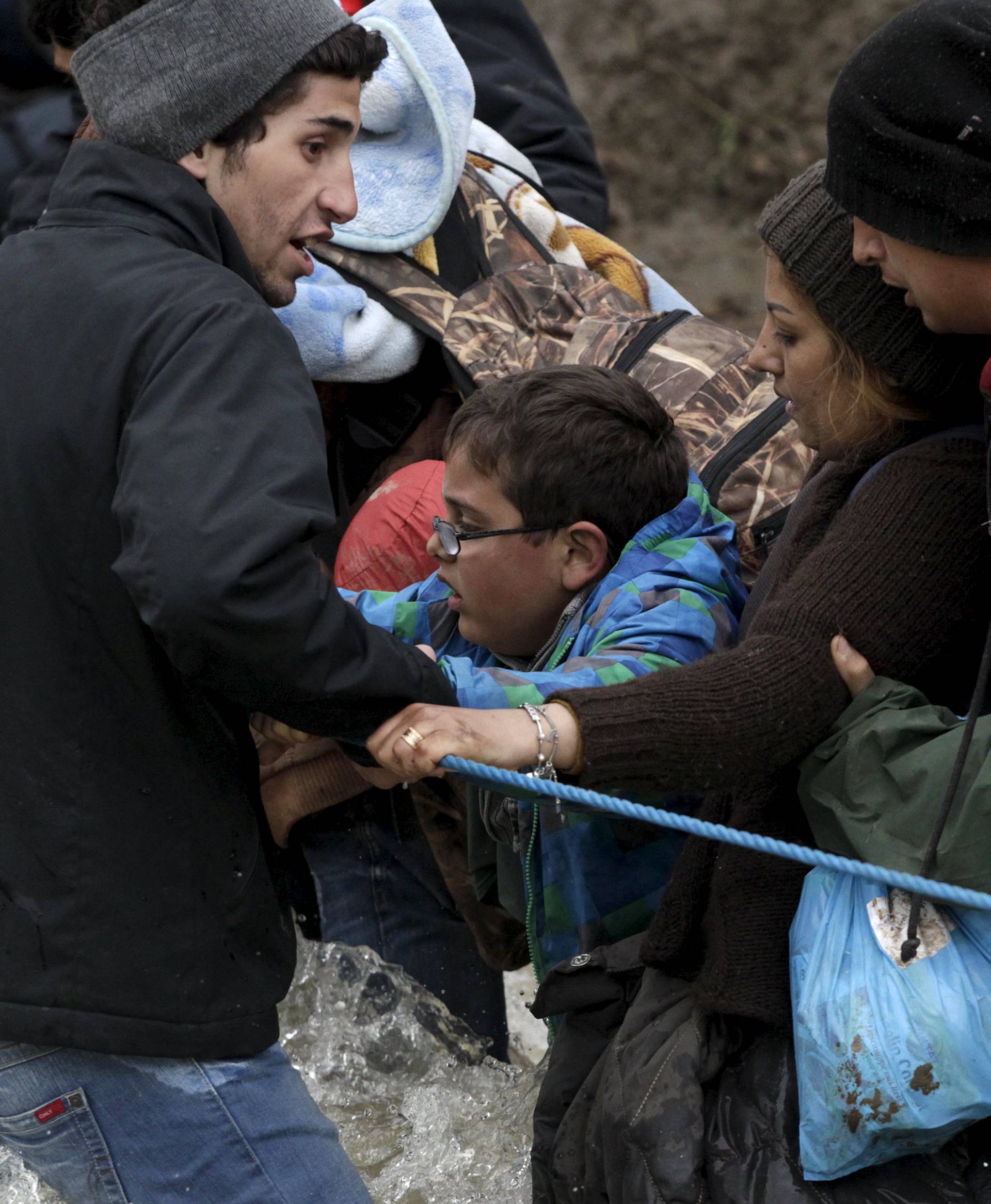 Kaos na grčkoj granici: Stotine migranata  probile kroz ogradu