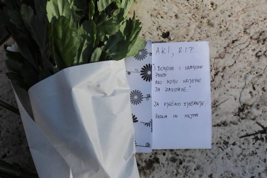 Zagreb: Husein Hasanefendić Hus i prijatelji postavili sliku Akija Rahimovskog kod Zdenca života  i zapalili svijeće    