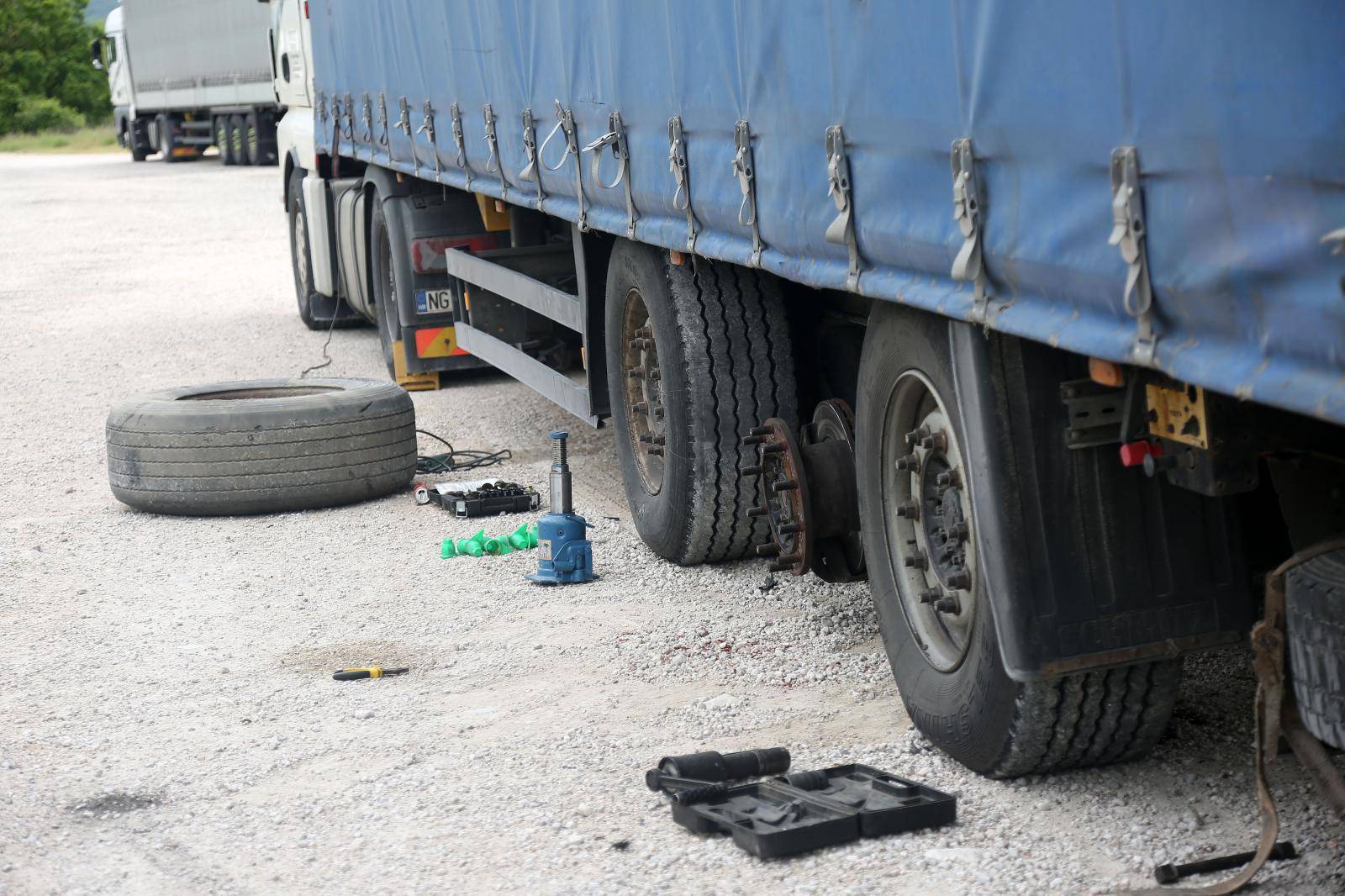 PolaÄa: VozaÄ kamiona smrtno stradao dok je mjenjao kotaÄ