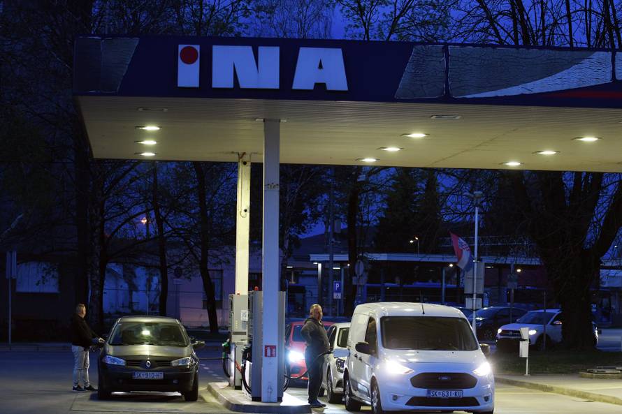Sisčani pohrlili na benzinske postaje uoči poskupljenja 