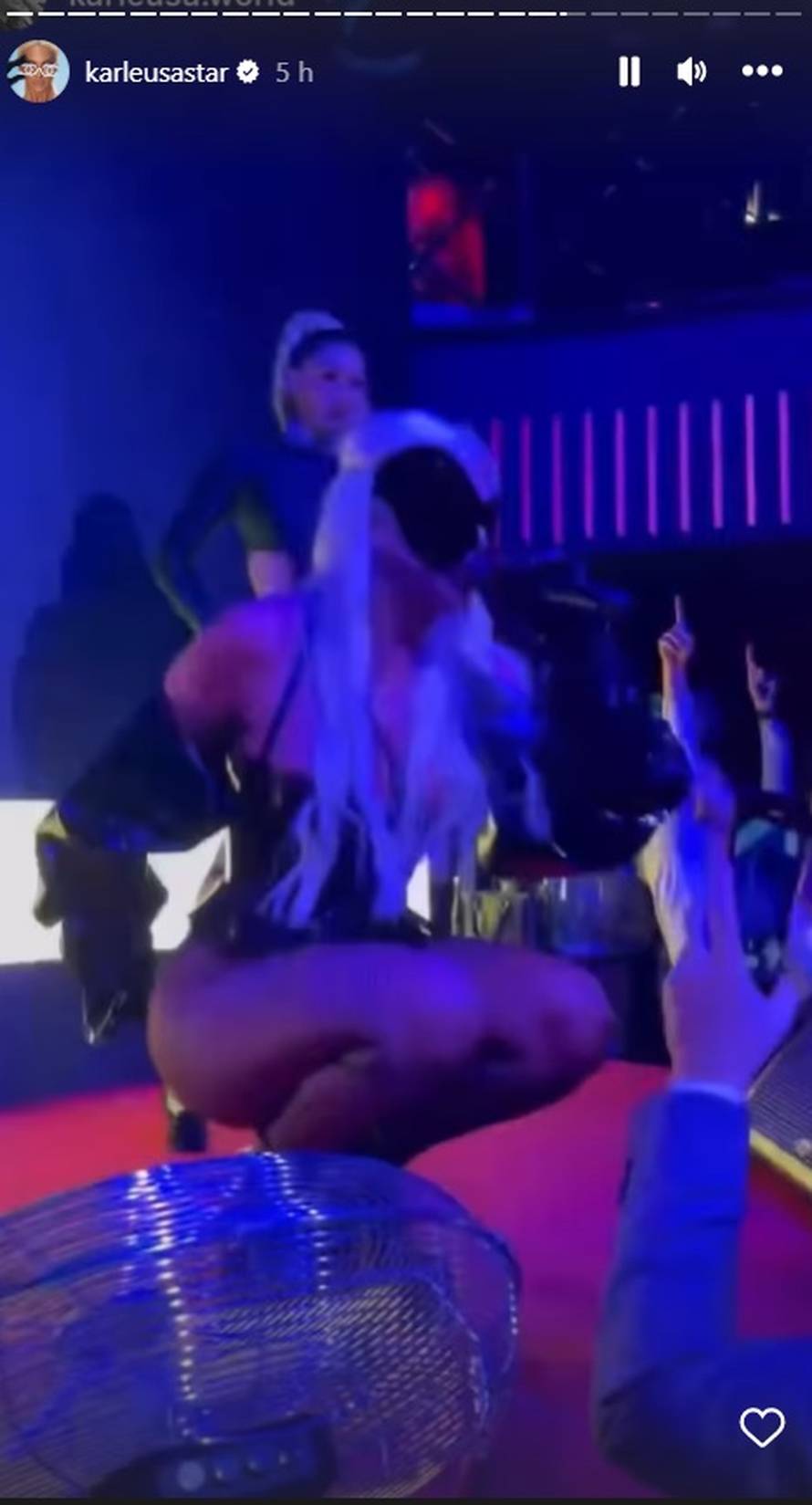 Karleuša u Beogradu nastupala s naočalama koje su joj prekrile lice, spomenula i supruga Duška