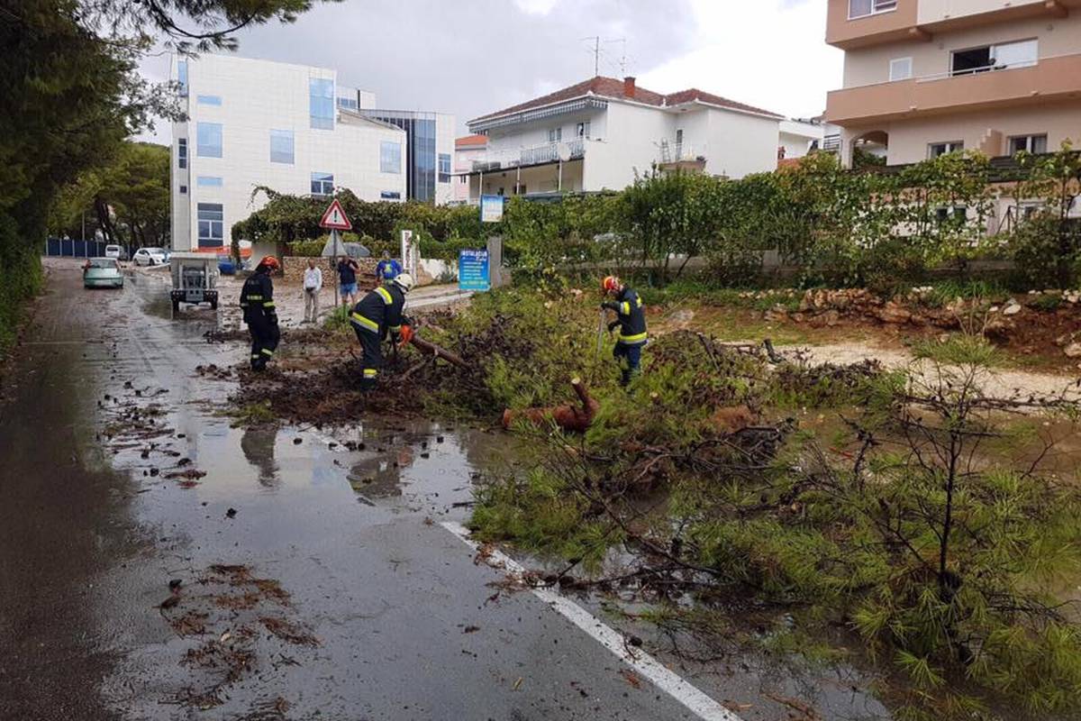 Jaka kiša poplavila Trogir, na Čiovu je pijavica rušila stupove
