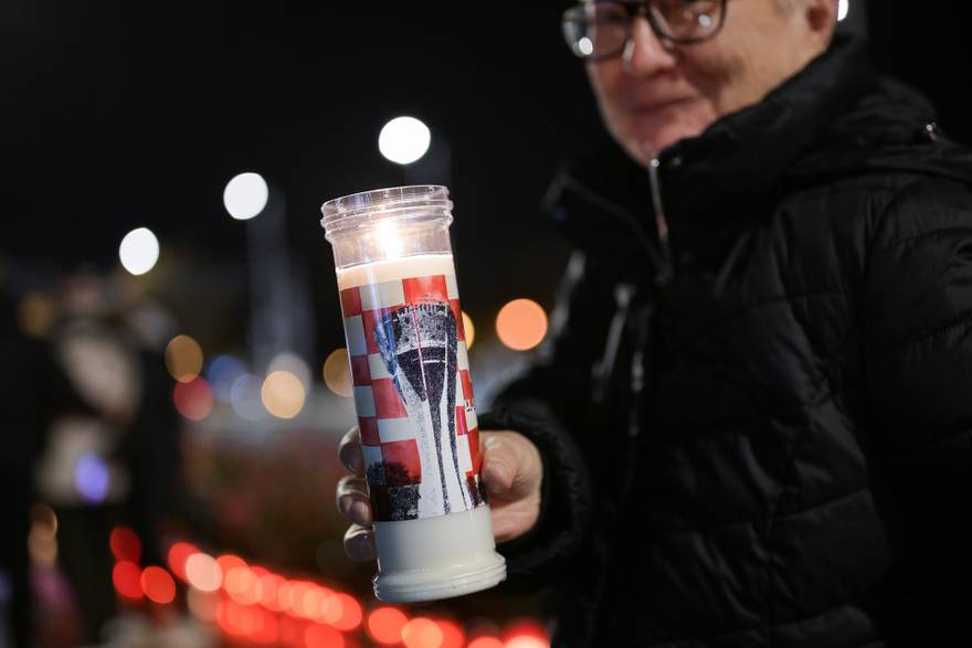 Zagreb: Uz Vukovarsku ulicu gra&dstrok;ani su se okupili kako bi zapalili svije&cacute;e uo&ccaron;i Dana sje&cacute;anja na &zcaron;rtvu Vukovara