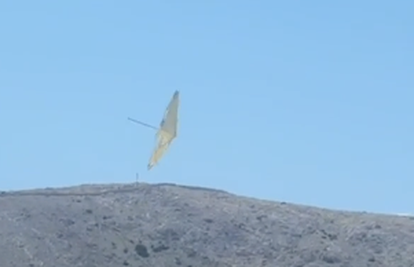 VIDEO Ovako to izgleda kad suncobran poludi: Preletio čitavu rivu i završio na muzeju