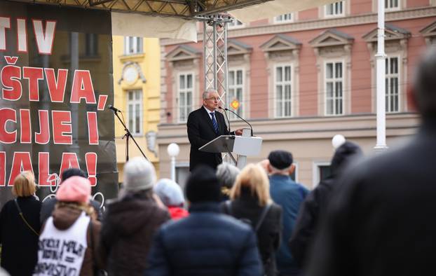 Zagreb, Prosvjed umirovljenika protiv siromaštva, korupcije i kriminala na glavnom gradskom Trgu