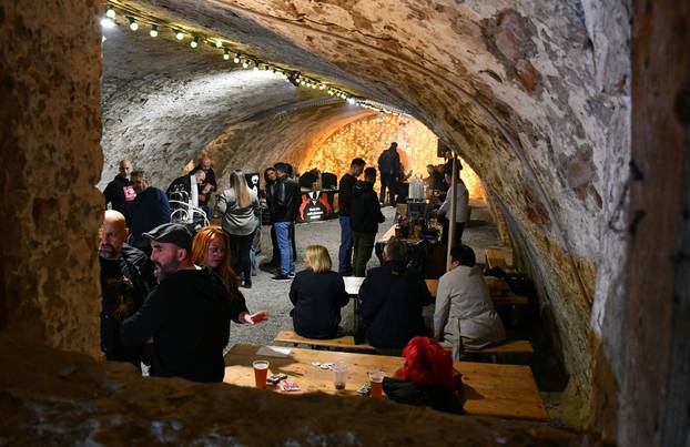 FOTO Tvrđava bila ispunjena pivom na još jednom izdanju Pivo festa u Slavonskom Brodu