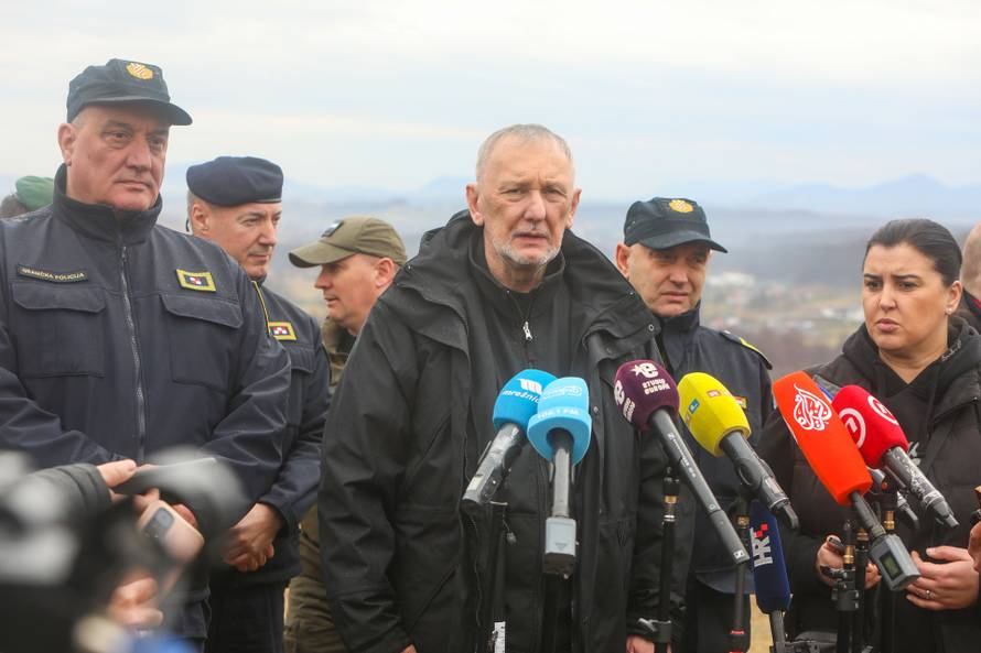 Božinović obišao policijske službenike na području PU karlovačke koji rade na zaštiti državne granice i suzbijanju nezakonitih migracija 