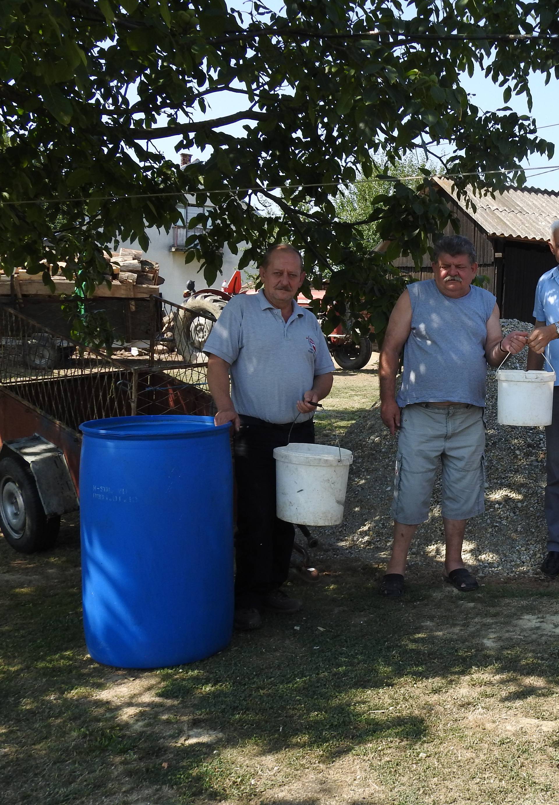 Mjesec dana bez vode: 'Dosta nam je, svi ćemo se odseliti!'