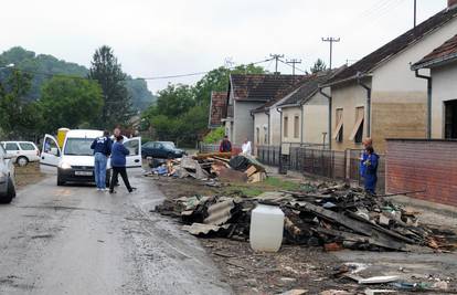 "Crveni križ je bahat, u Gunji još nitko nije dobio niti kune"