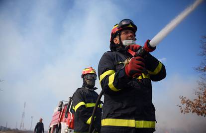 Više od 50 požara na području BIH: Vatrogasac teže ozlijeđen
