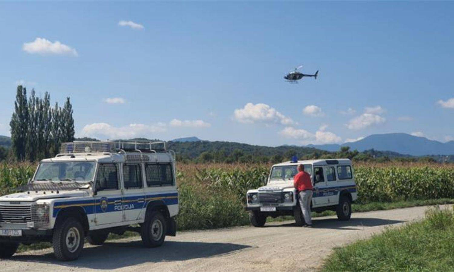 Policajac pucao i probušio dvije gume na autu, lopovi nastavili voziti i potrčali u polje kukuruza