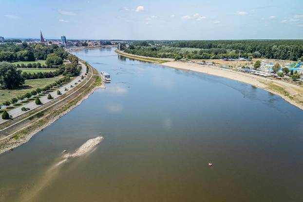 Pogled iz zraka na rekordno nizak vodostaj rijeke Drave kod Osijeka
