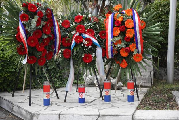 Šibenik: Povodom blagdana svetog Florijana ispred vatrogasnog doma položeni vijenci i svijeće za sve stradale vatrogasce 